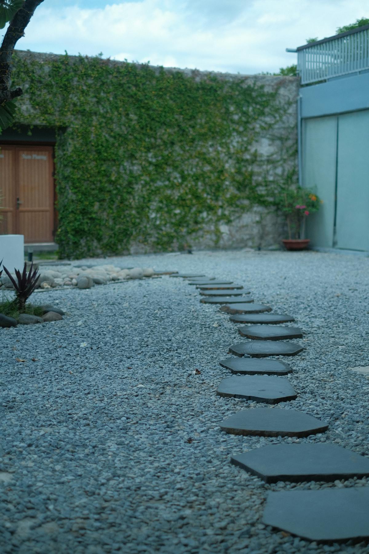 Allée sereine dans un jardin paysager à Nice